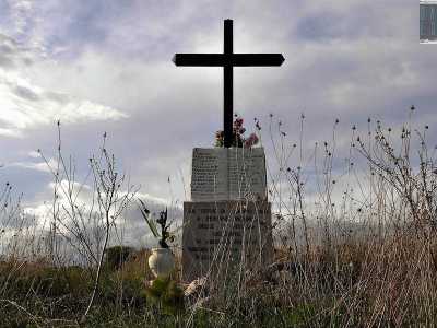 Nel cuore dell�Alta Murgia, tra Corato e Poggiorsini, ci si pu� imbattere in una grande croce scura: spicca solitaria tra i ruderi di antiche masserie che si affacciano lungo la strada provinciale 39